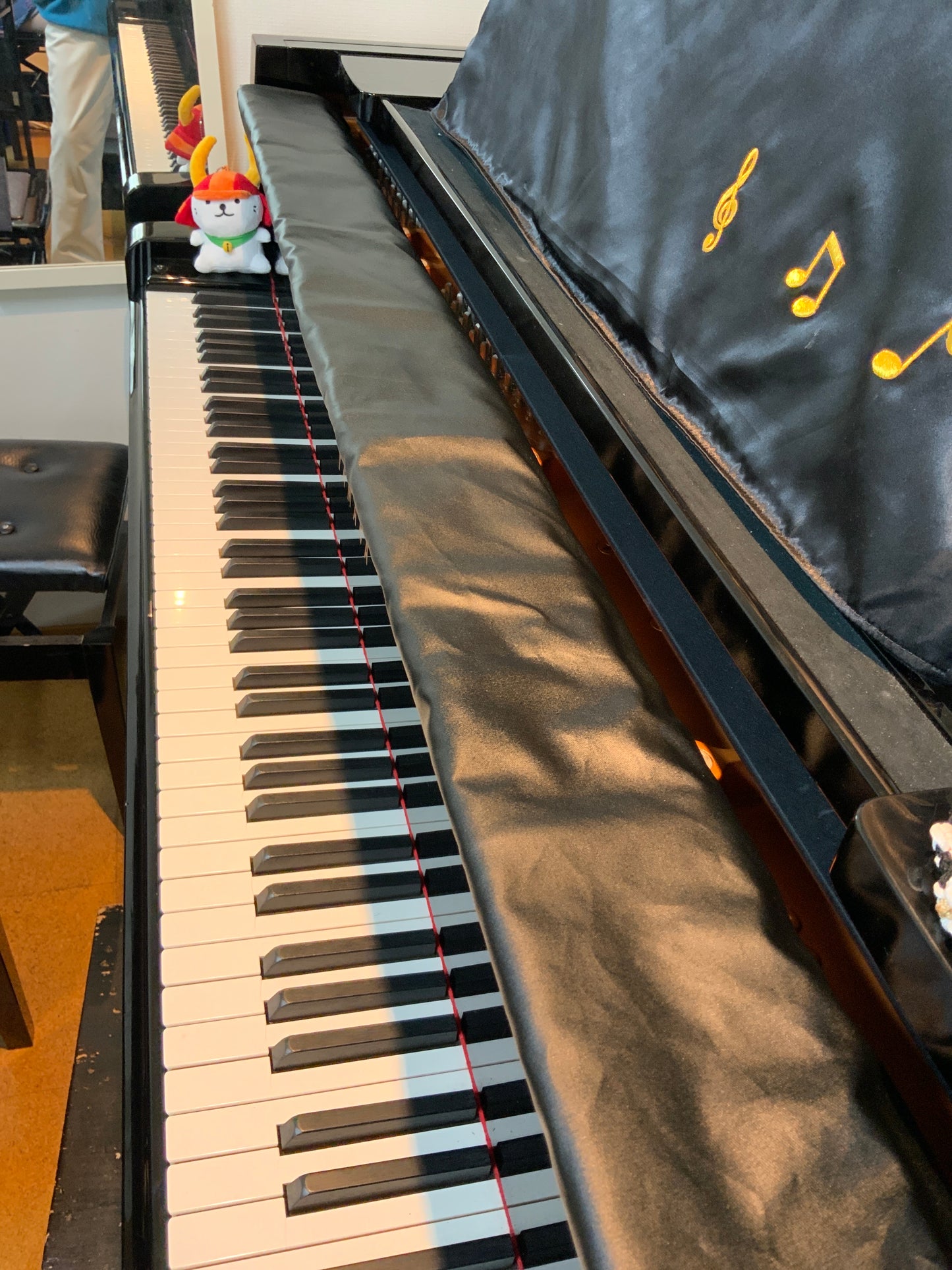 Prevention of falling gaps in the piano lid