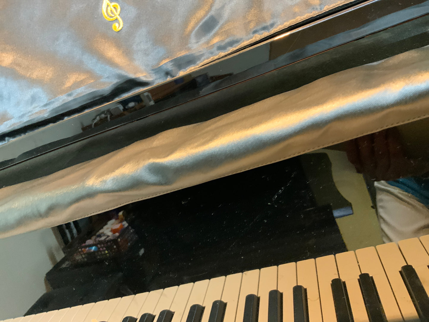 Prevention of falling gaps in the piano lid