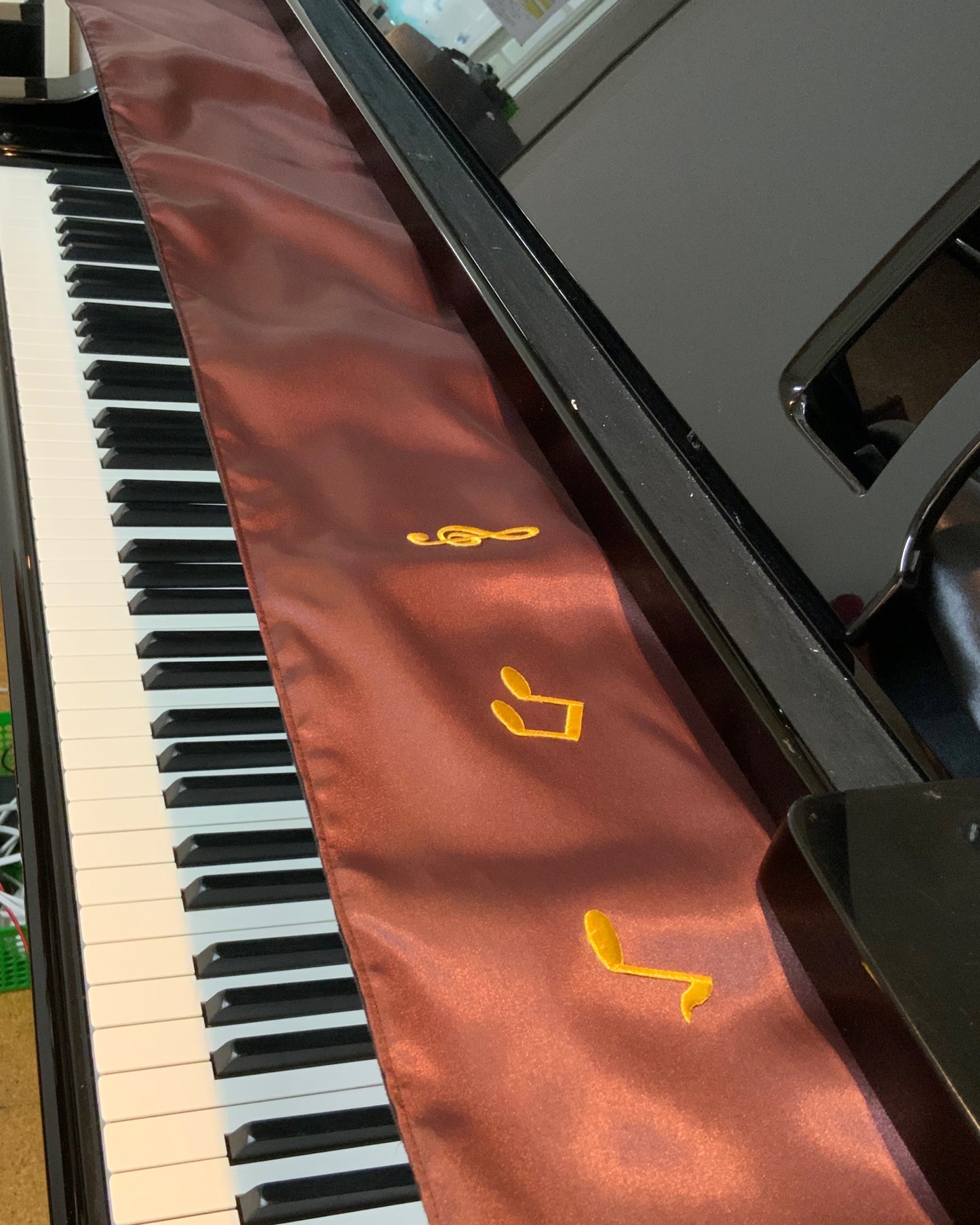 Prevention of falling gaps in the piano lid