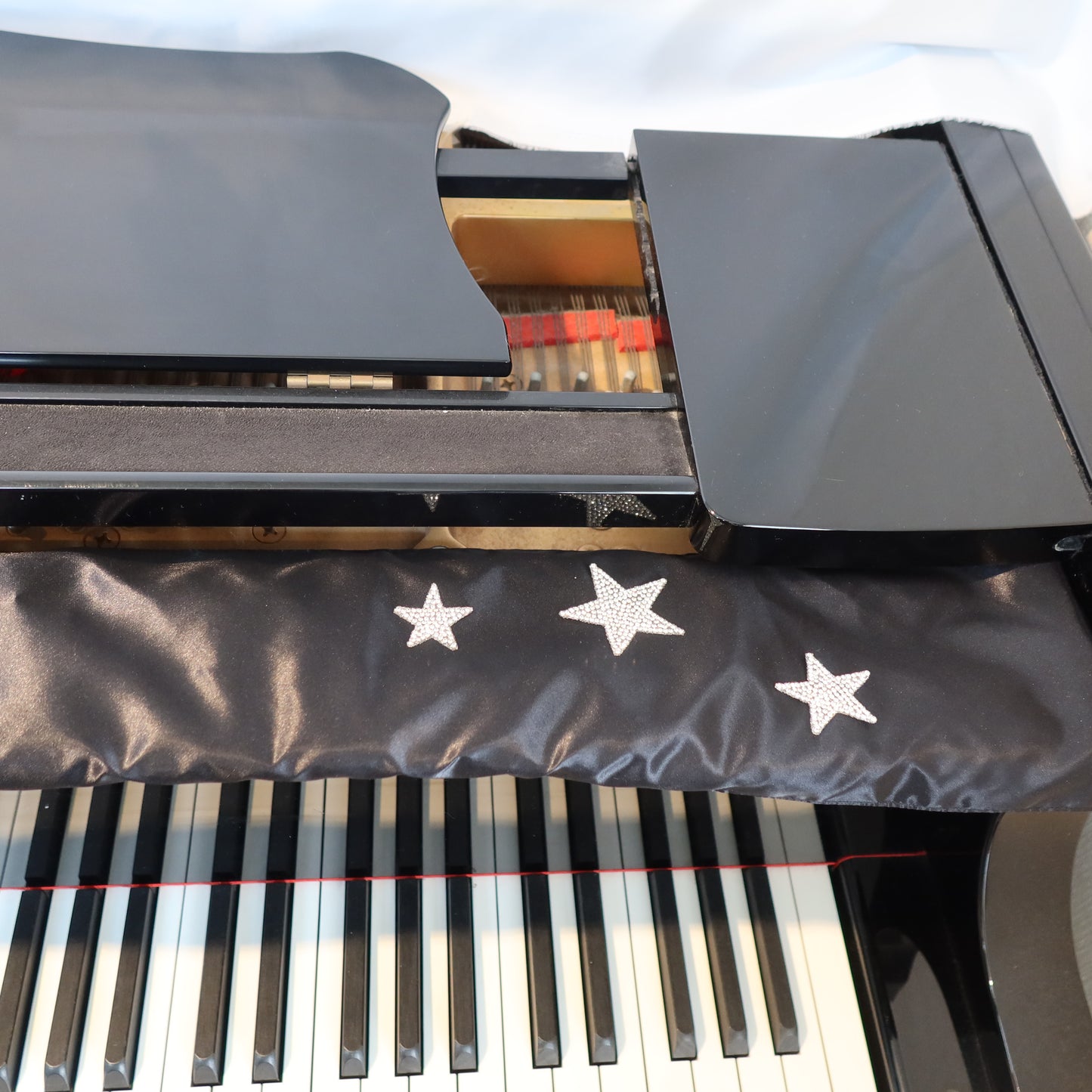 Prevention of falling gaps in the piano lid