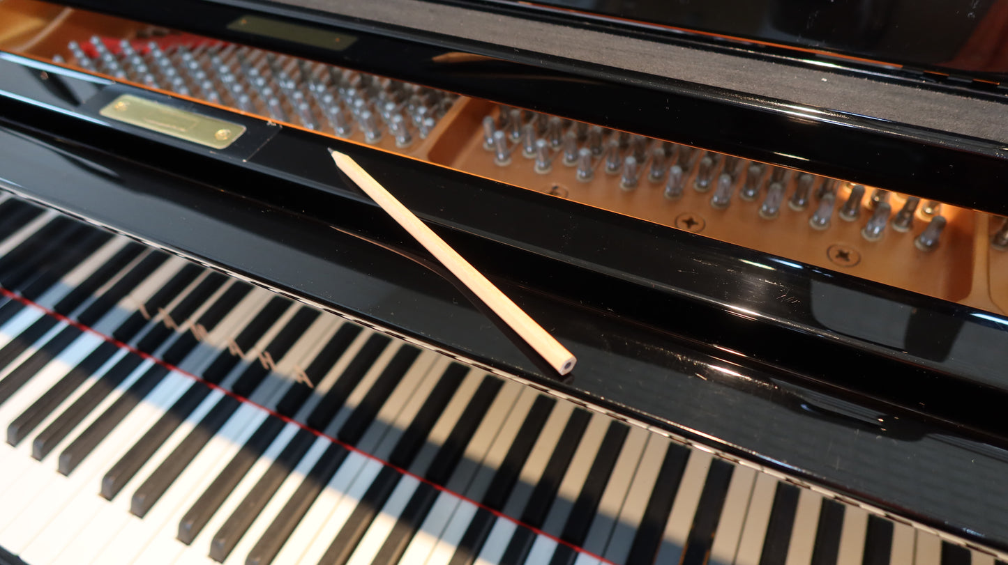 Prevention of falling gaps in the piano lid